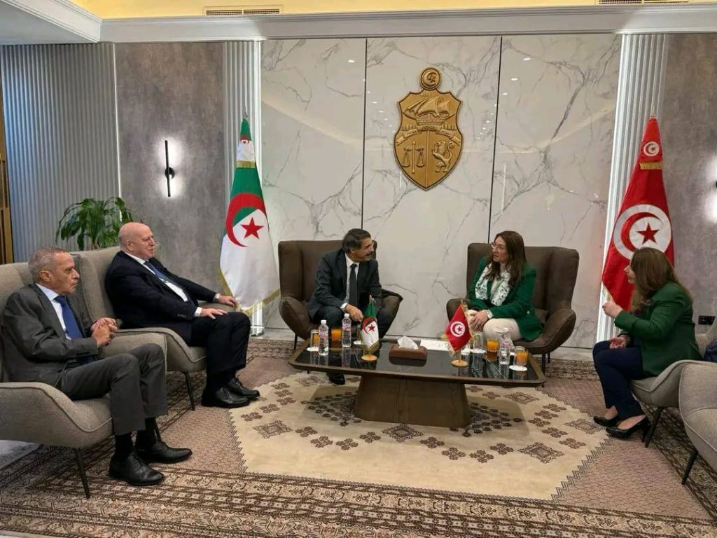 وفد وزاري جزائري يحل بتونس لدراسة كبرى الملفات الاقتصادية وإطلاق مشاريع صناعية مشتركة