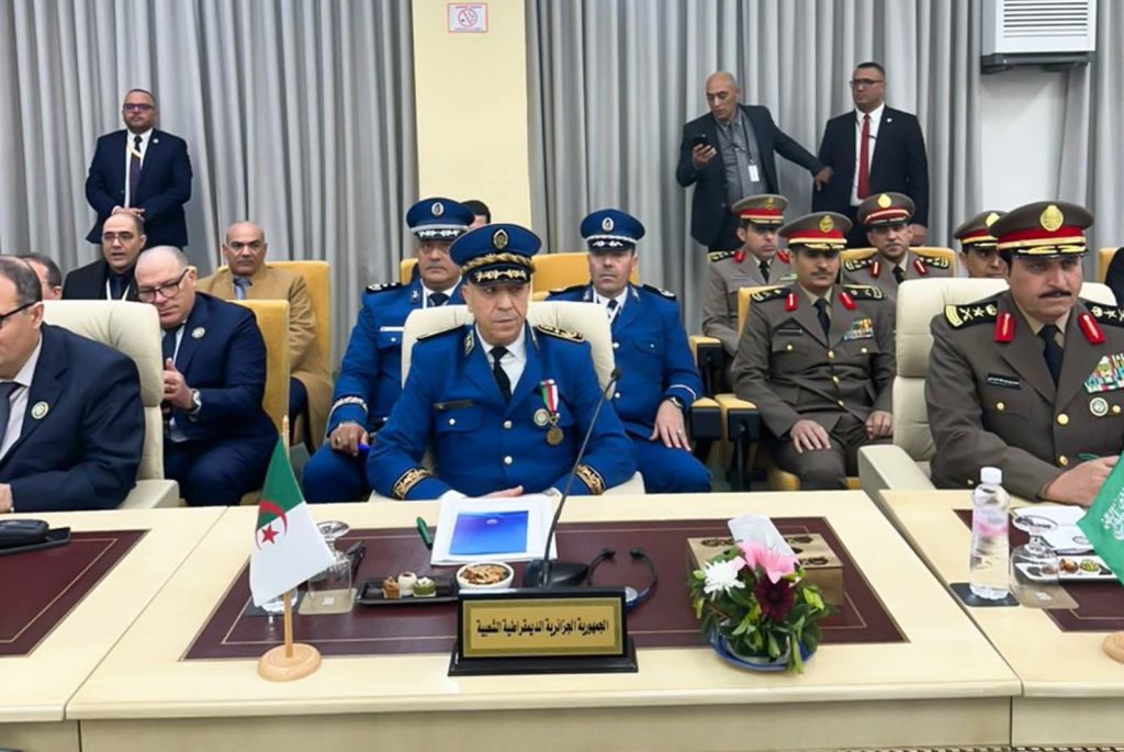 الجزائر تستعرض تجربتها في مواجهة الحروب الهجينة على الدول العربية بتونس