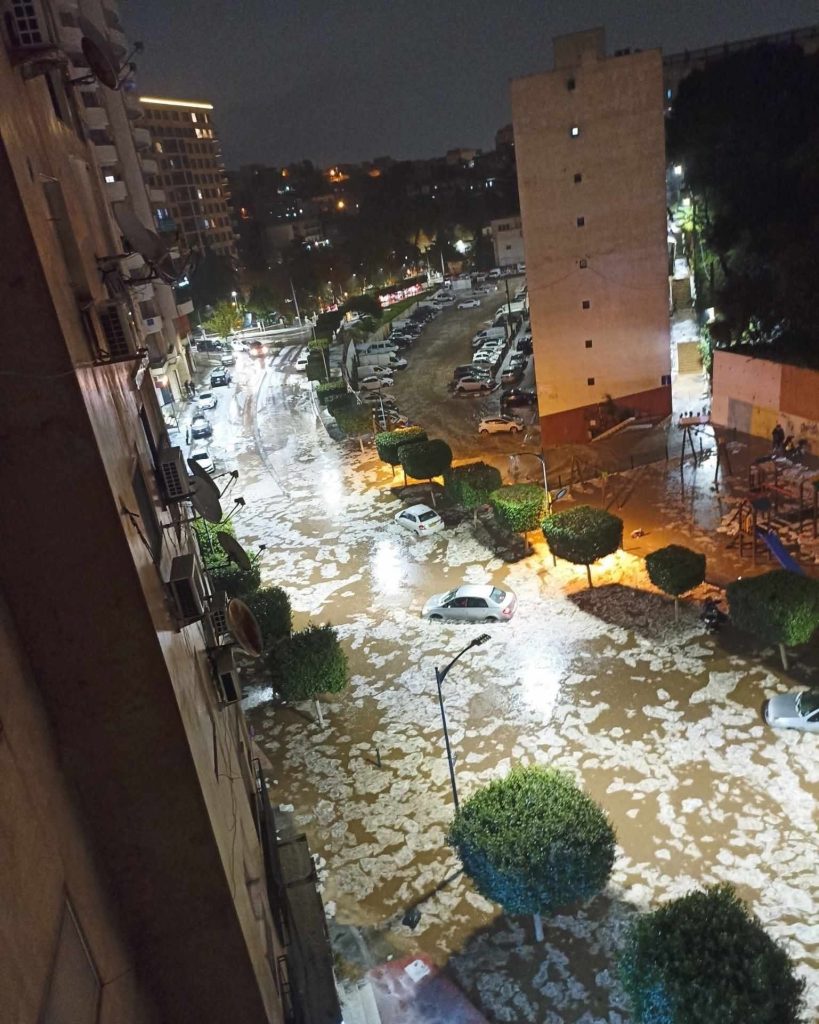سيول في شوارع العاصمة الجزائرية ..تعطل حركة السير عبر عدة محاور !