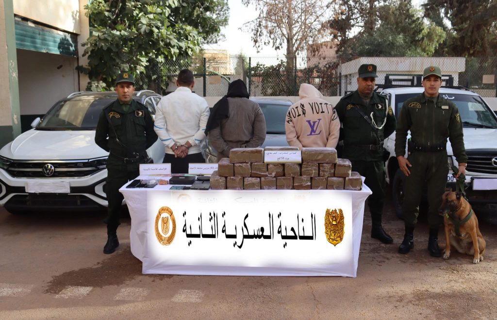 إحباط محاولة إغراق الجزائر بأزيد من 19 قنطار من الكيف قادمة من المغرب