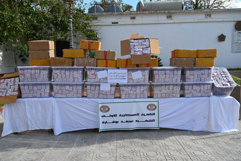 إحباط محاولة إغراق الجزائر بأزيد من 19 قنطار من الكيف قادمة من المغرب