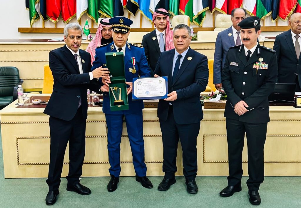 الجزائر تستعرض تجربتها في مواجهة الحروب الهجينة على الدول العربية بتونس