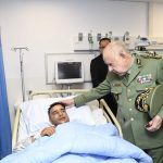 رئيس أركان الجيش الجزائري يتفقد المصابين إثر حادث المرور المأساوي ببني عباس