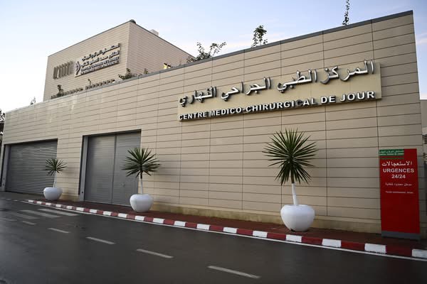 رئيس أركان الجيش الجزائري يتفقد المصابين إثر حادث المرور المأساوي ببني عباس
