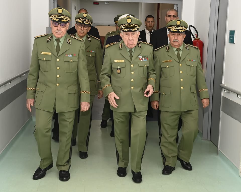 رئيس أركان الجيش الجزائري يتفقد المصابين إثر حادث المرور المأساوي ببني عباس