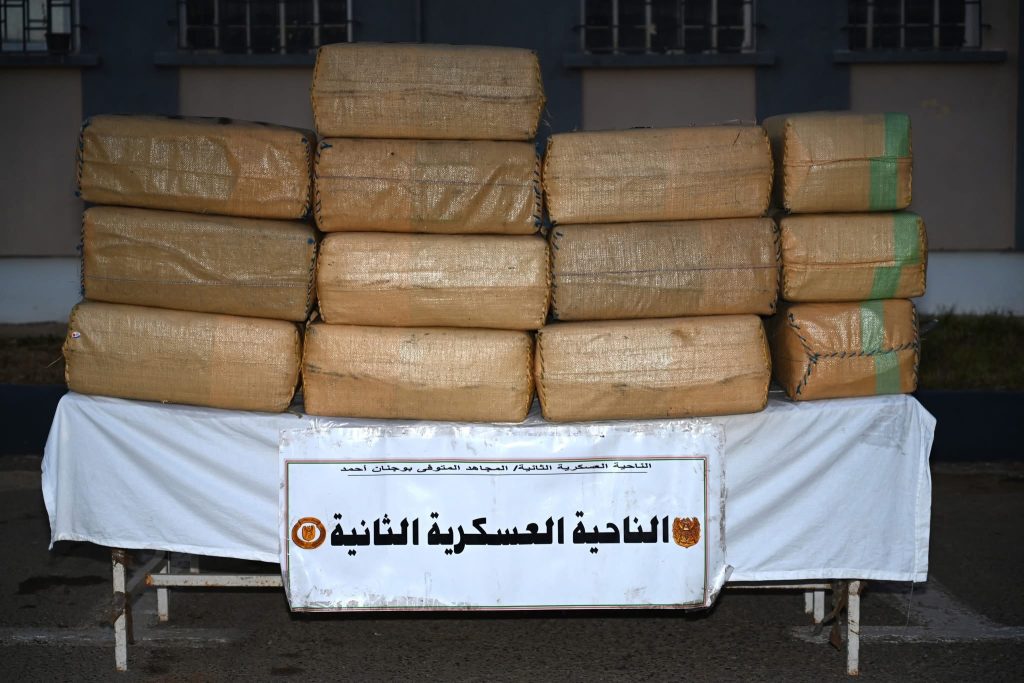 الجيش الجزائري يوجه ضربة قوية للإرهاب وبارونات المخدرات