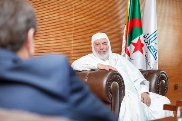 الإعلامي والوزير اللبناني السابق جورج قرداحي في ضيافة جامع الجزائر