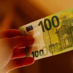 هذا هو سعر 100 يورو مقابل الدينار الجزائري في السكوار