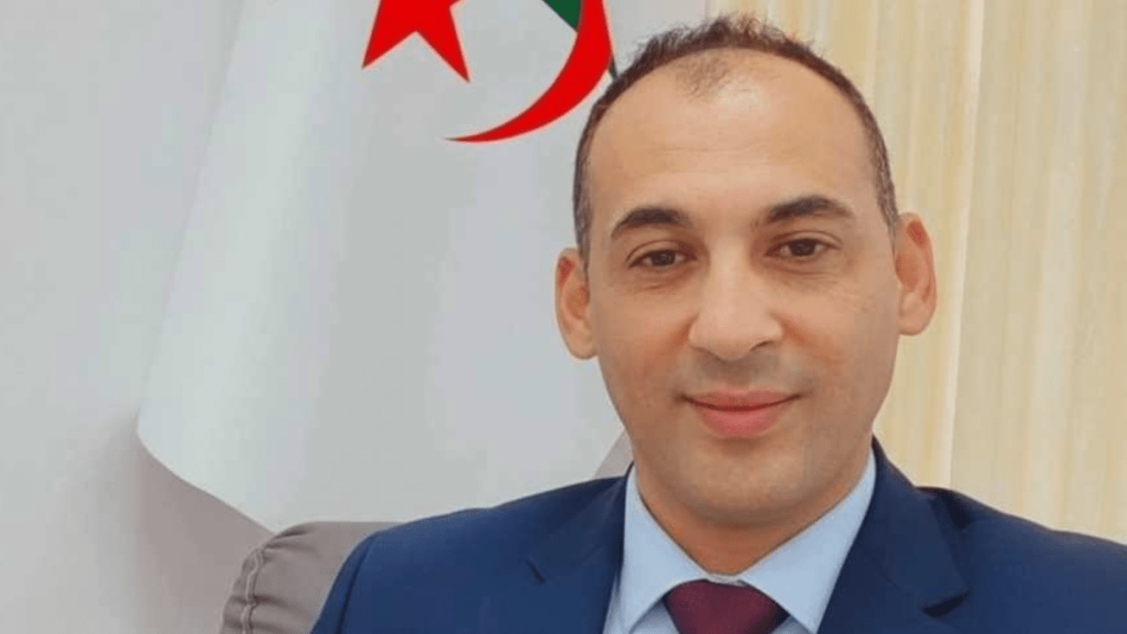 المتورط في قضايا النصب والاحتيال المدعو “بن غنيسة” في قبضة الدرك الجزائري