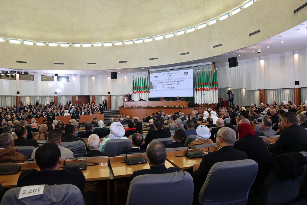 الرئيس تبون: ملتزم بإجراء الحوار السياسي مع الأحزاب