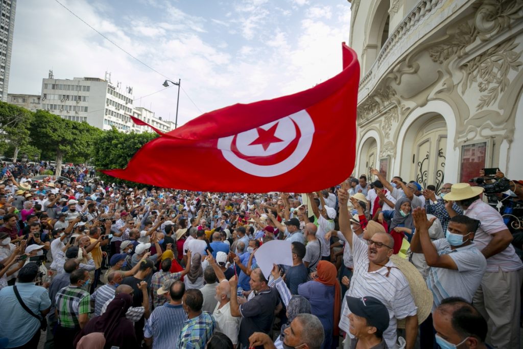 تمديد حالة الطوارئ في تونس