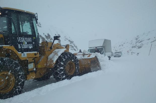الثلوج تتسبب في غلق عدة طرقات في الجزائر