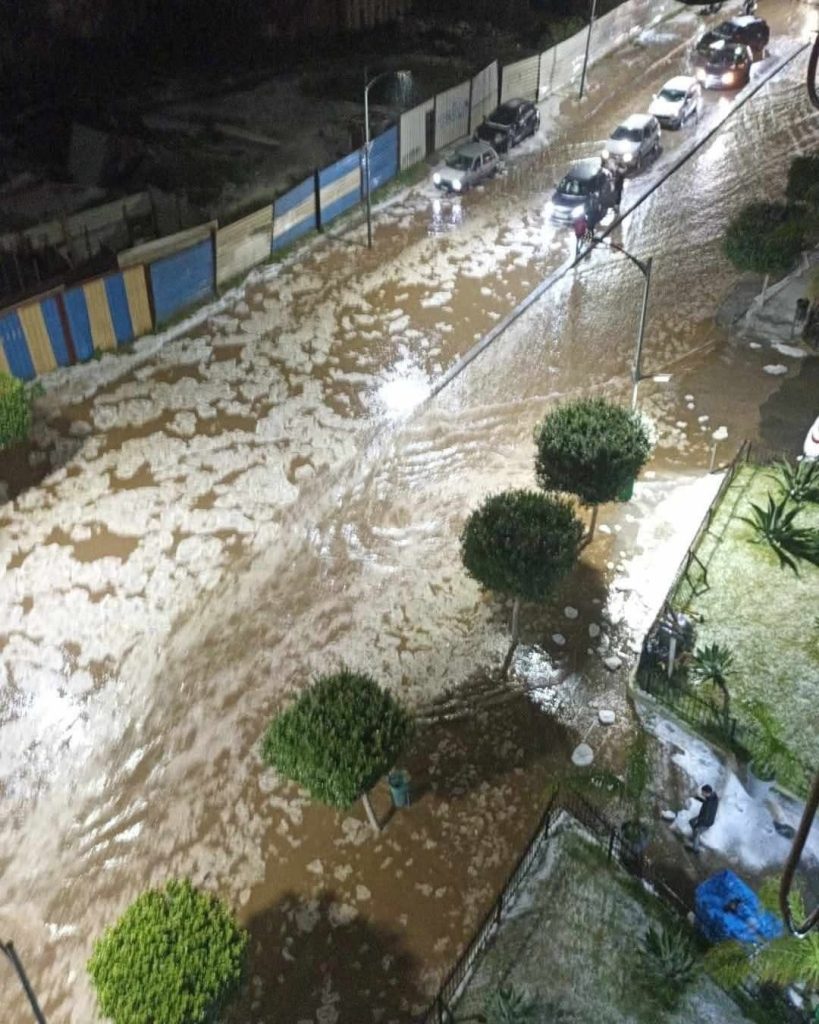 سيول في شوارع العاصمة الجزائرية ..تعطل حركة السير عبر عدة محاور !