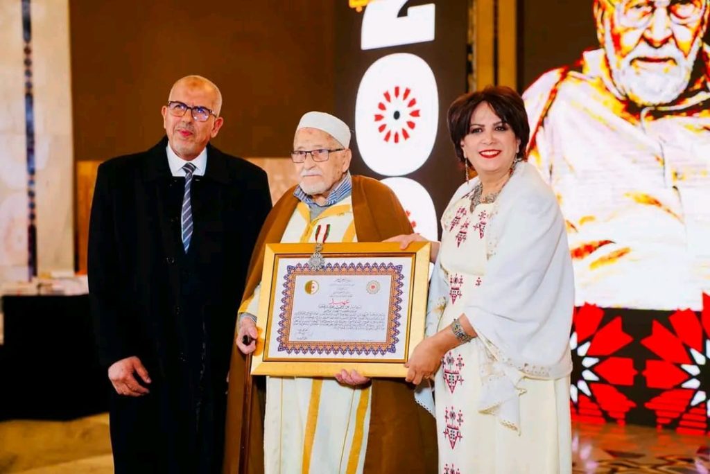 الرئيس تبون يسدي وسام الاستحقاق بدرجة”عهيد” للشيخ محمد الصالح الصديق