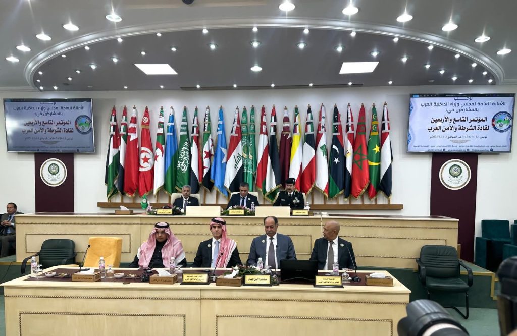 الجزائر تستعرض تجربتها في مواجهة الحروب الهجينة على الدول العربية بتونس