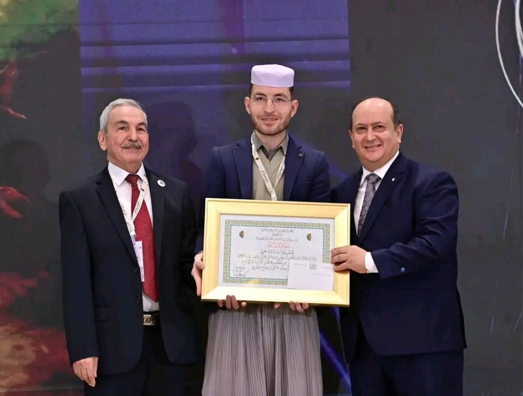 الوزير الأول الجزائري يشرف على تسليم جائزة رئيس الجمهورية للأدب واللغة العربية