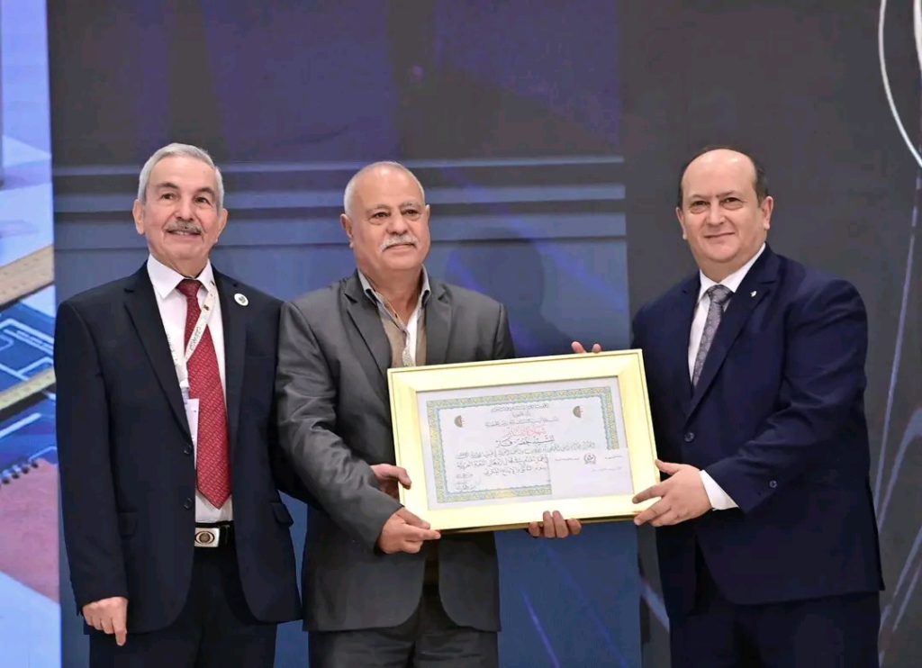 الوزير الأول الجزائري يشرف على تسليم جائزة رئيس الجمهورية للأدب واللغة العربية