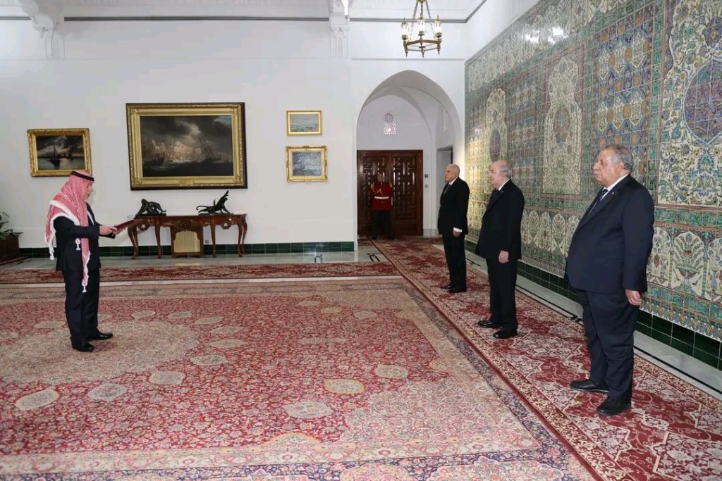 قصر المرادية: الرئيس الجزائري يتسلم أوراق اعتماد 5 سفراء جدد