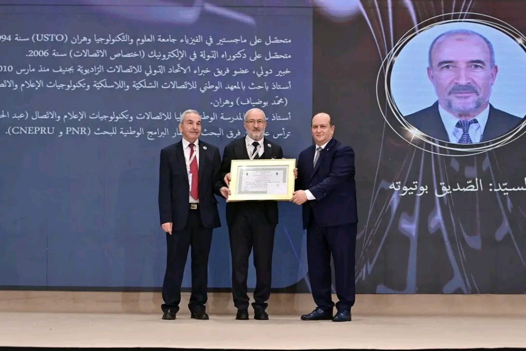 الوزير الأول الجزائري يشرف على تسليم جائزة رئيس الجمهورية للأدب واللغة العربية