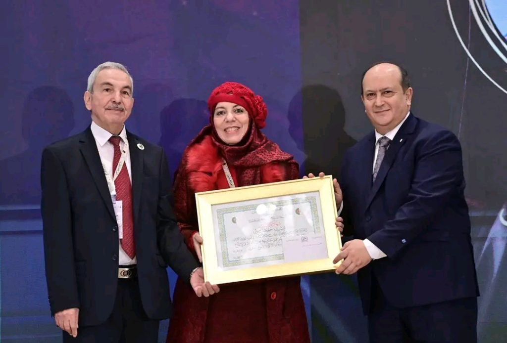 الوزير الأول الجزائري يشرف على تسليم جائزة رئيس الجمهورية للأدب واللغة العربية