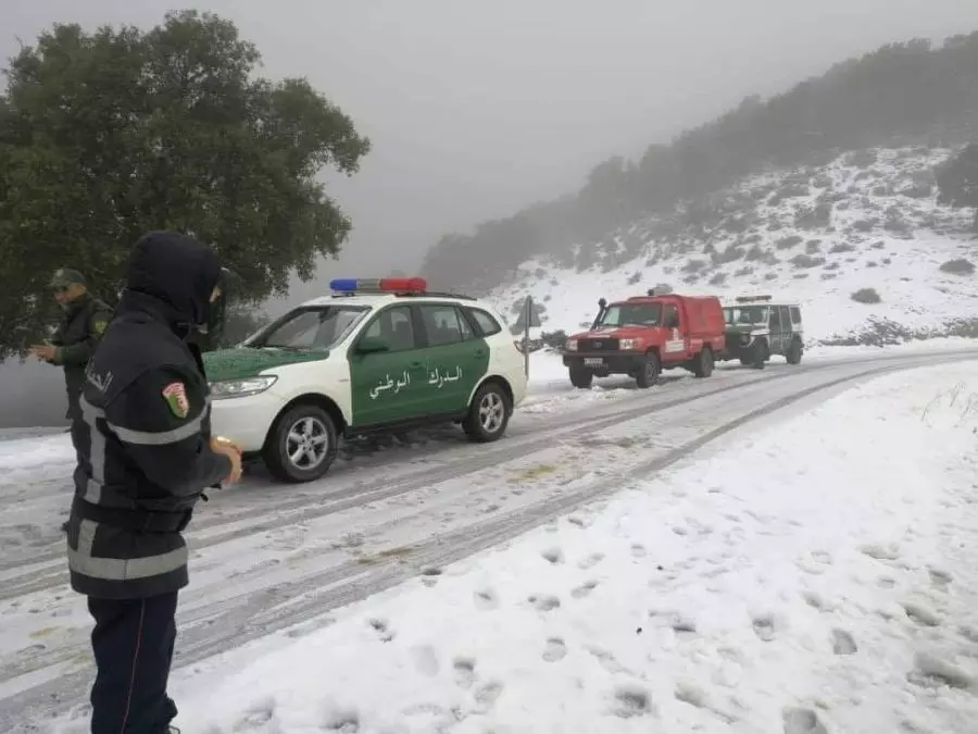 تقلبات جوية.. طرق مقطوعة في الجزائر عبر 6 ولايات