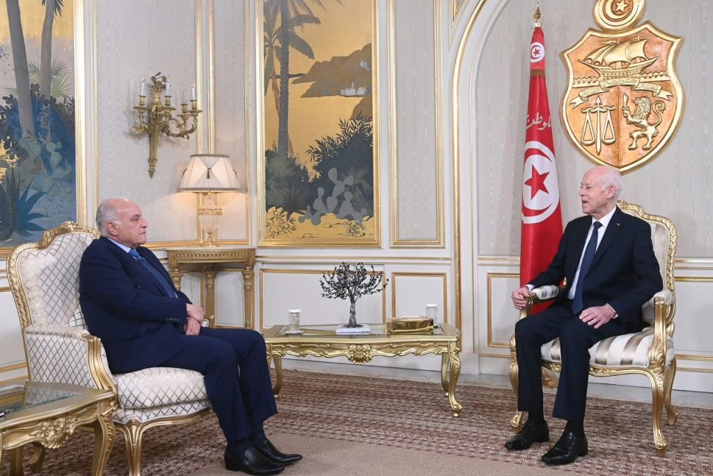 وزير الخارجية الجزائري أحمد عطاف يحظى باستقبال من قبل الرئيس التونسي