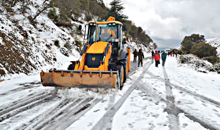 التقلبات الجوية تتسبب في غلق عدة طرق وطنية بالجزائر