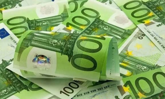 تعرف على أسعار اليورو والدولار مقابل الدينار الجزائري اليوم