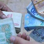 تعرف على أسعار اليورو والدولار مقابل الدينار الجزائري اليوم