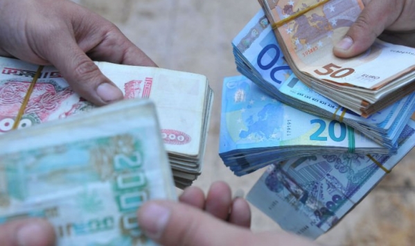تعرف على أسعار اليورو والدولار مقابل الدينار الجزائري اليوم