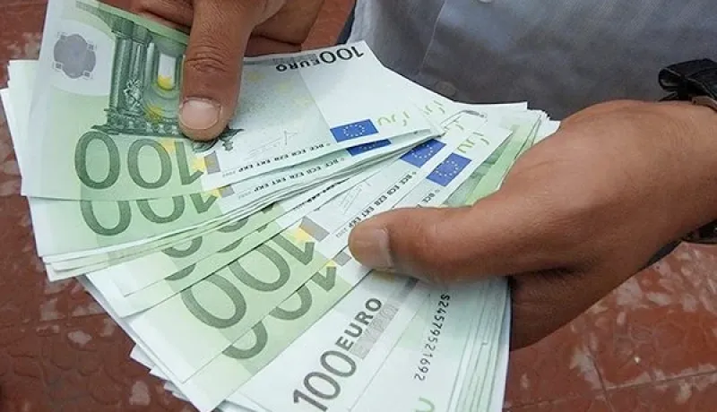 هذه هي أسعار اليورو والدولار مقابل الدينار الجزائري في السكوار!