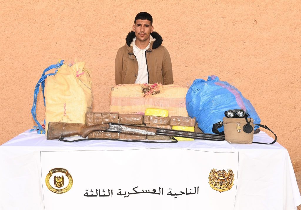 الجيش الجزائري يقضي على 3 مهربين مسلحين من جنسية مغربية ويوقف رابع ببشار