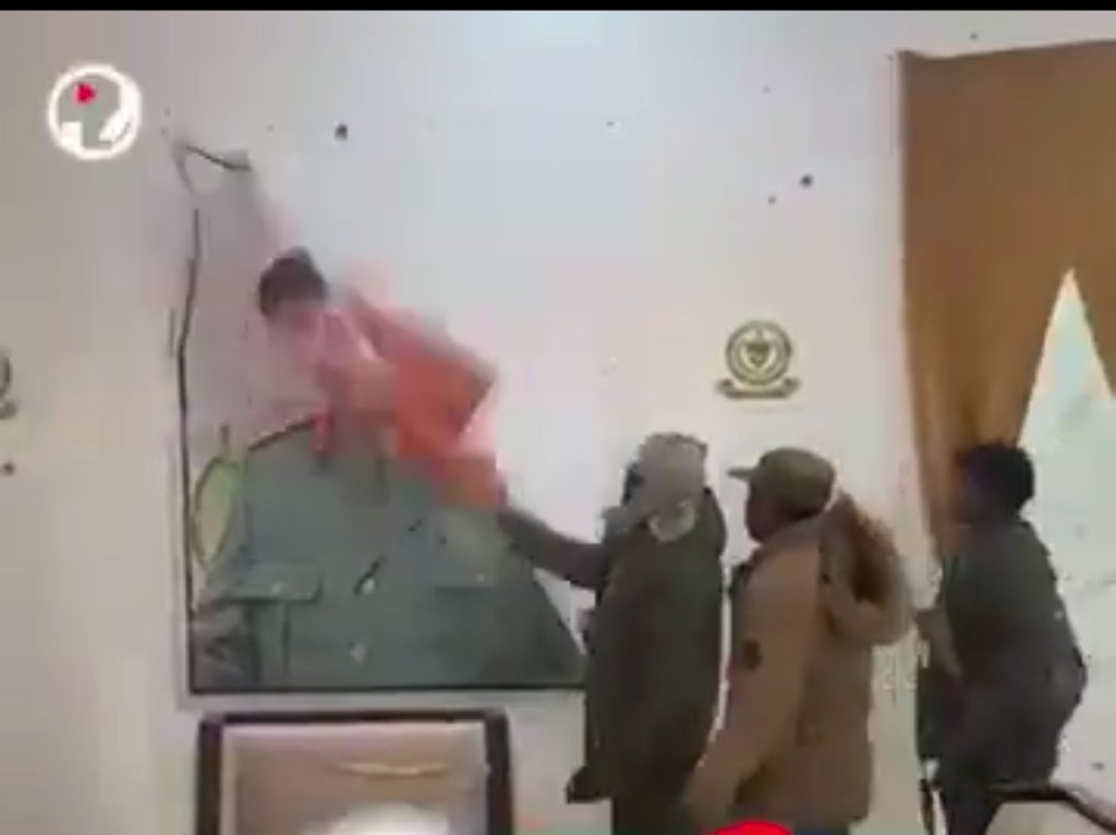 جماعات ليبية تتمرد على حفتر وأبنائه وتسيطر على معبر حدودي مع النيجر !