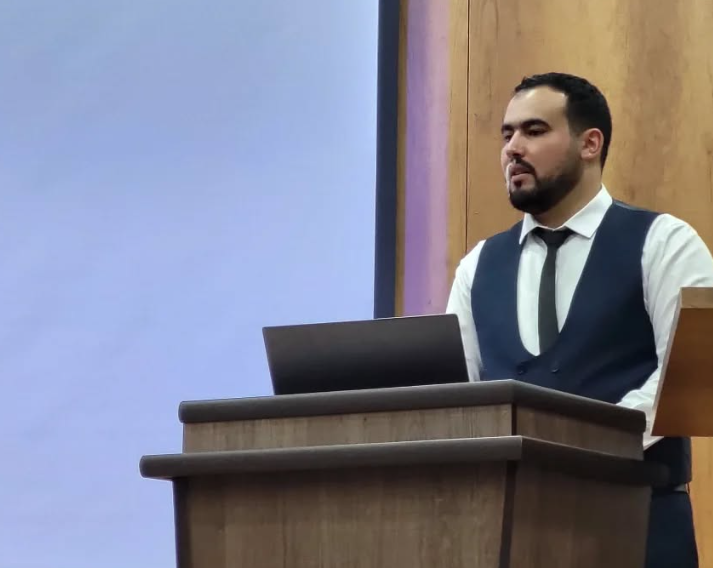 شاب جزائري يقتحم قائمة “فوربس” لابتكاراته الثورية في الطاقة والذكاء الاصطناعي