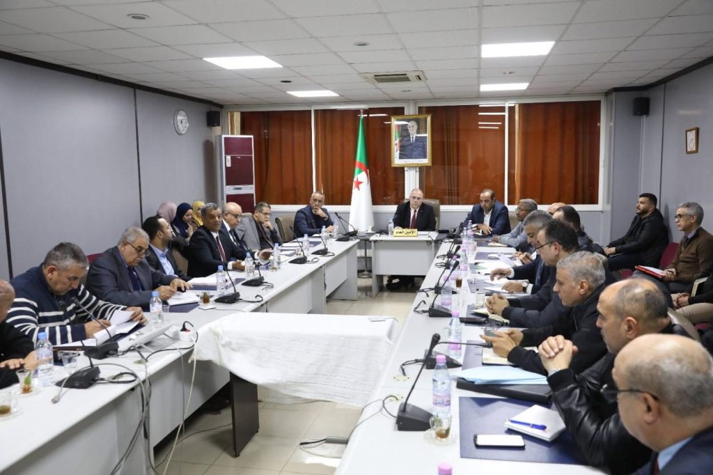 مشروع قانون المرور وتسعيرة النقل.. محور نقاش وزارة الداخلية مع ممثلي نقابات النقل