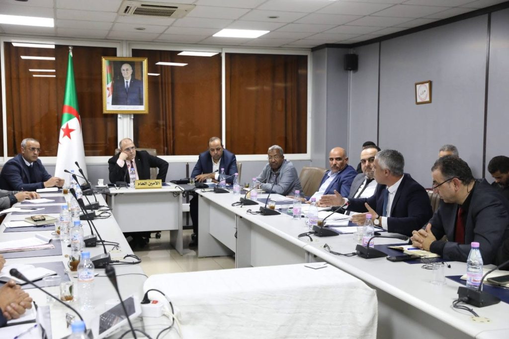 مشروع قانون المرور وتسعيرة النقل.. محور نقاش وزارة الداخلية مع ممثلي نقابات النقل