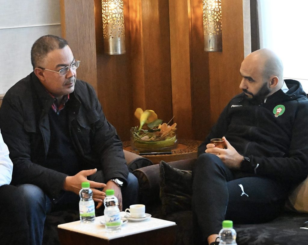 إعلامي مغربي شهير يطلق قنبلة حول تواطؤ الكاف مع المنتخب المغربي!