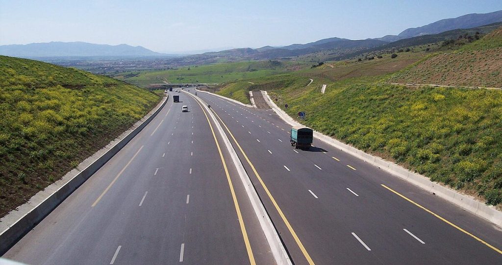 إطلاق عملية صيانة كبرى لشبكة الطرق السيارة في الجزائر