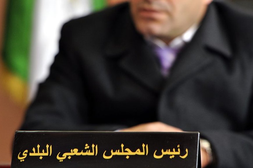 “la bûche” تجر رئيس بلدية في الجزائر إلى السجن.. ما القصة؟