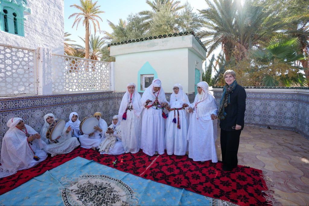 كانت آخر خرجاتها السياحية زيارة قصر بوسمغون مسقط رأس الرئيس تبون.. السفيرة الأمريكية تغادر الجزائر