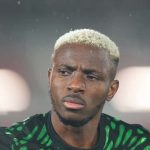 ما حقيقة مغادرة اللاعب النيجيري فيكتور أوسيمين معسكر النسور قبل مواجهة الجزائر؟