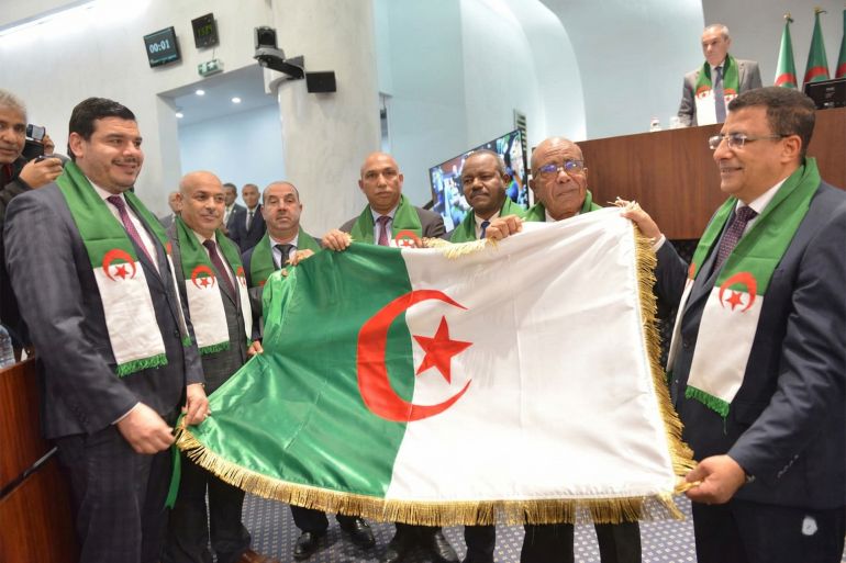 حزب سياسي يدعم النزعة النيو-كولونيالية يتغنى بالوطنية المتجذرة
