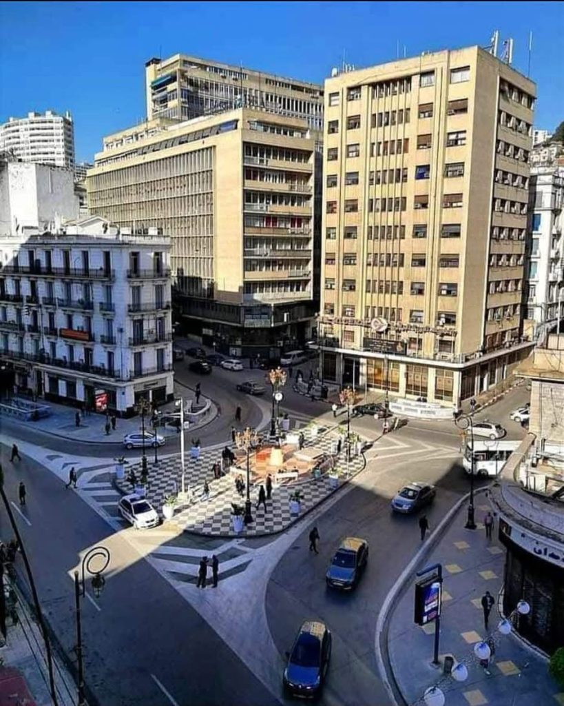 حزب سياسي يدعم النزعة النيو-كولونيالية يتغنى بالوطنية المتجذرة