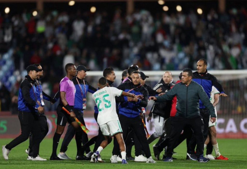 الكاف يفتح تحقيقات على خلفية أحداث مباراتي الجزائر-نيجيريا والمغرب-الكاميرون