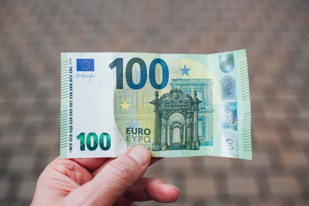 تعرف على أسعار اليورو والدولار مقابل الدينار الجزائري اليوم