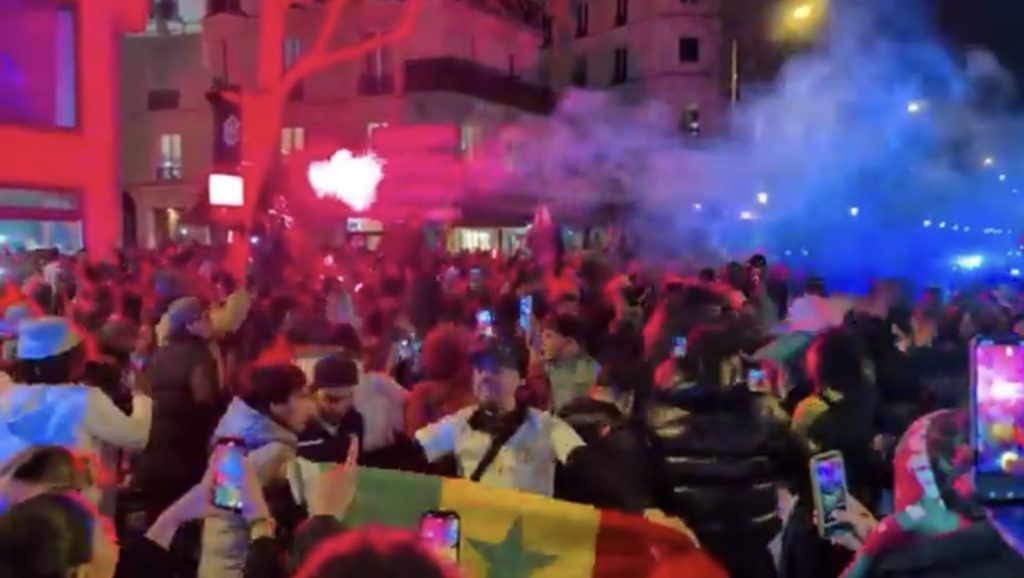 الجالية الجزائرية تلهب شوارع باريس احتفالا بهزيمة المغرب