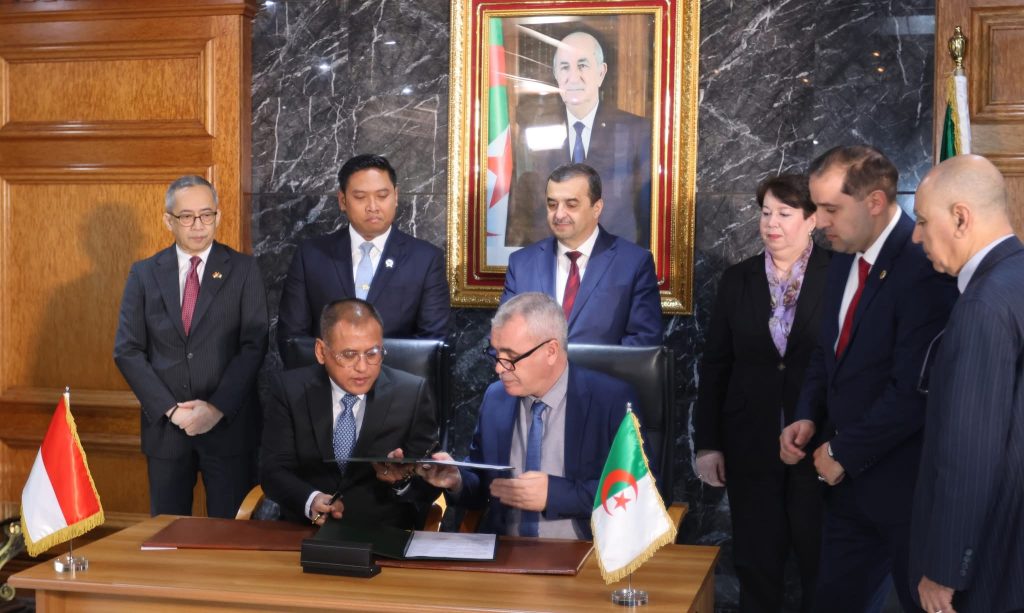 توقيع مذكرة تفاهم بين شركة “سوميفوس” الجزائرية و “بوبوك إندونيسيا” في مجال الفوسفات