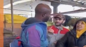 المهاجرون الأفارقة في مواجهة عنصرية المغاربة ..” أنتم حيوانات”.. هكذا يطاردون ويهانون في مدينة مغربية !