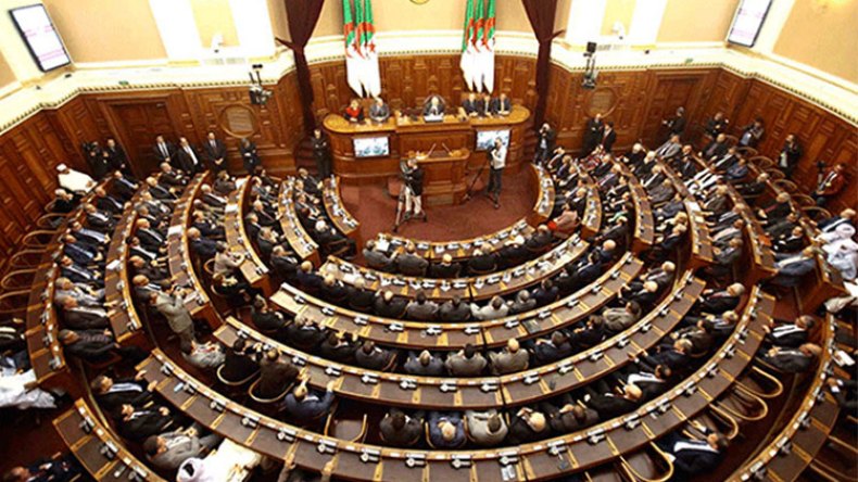 المصادقة على مشروع قانون المرور الجديد في الجزائر مع التحفظ على 11 مادة