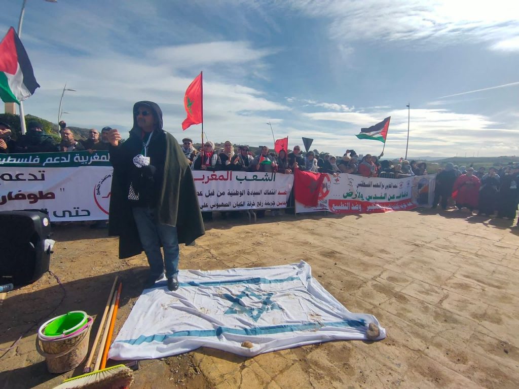 مغاربة ضد التطبيع ينتفضون على الحدود المغربية الجزائرية.. ضابط إسرائيلي يقف وراء رفع علم الاحتلال .. ؟